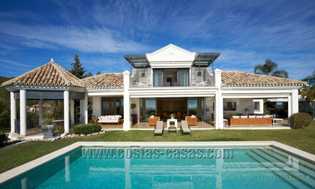 Exclusieve villa te koop in een gated en beveiligd up-market gebied van Marbella - Benahavis met zeezicht 30355