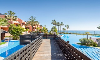 Luxe strandappartementen te koop in een eerstelijns strand resort, New Golden Mile, Marbella - Estepona 5294 