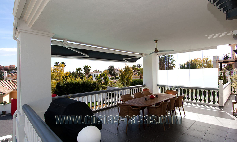 Grote en volledig gerenoveerde, moderne villa te koop in Nueva Andalucía, Marbella 30121