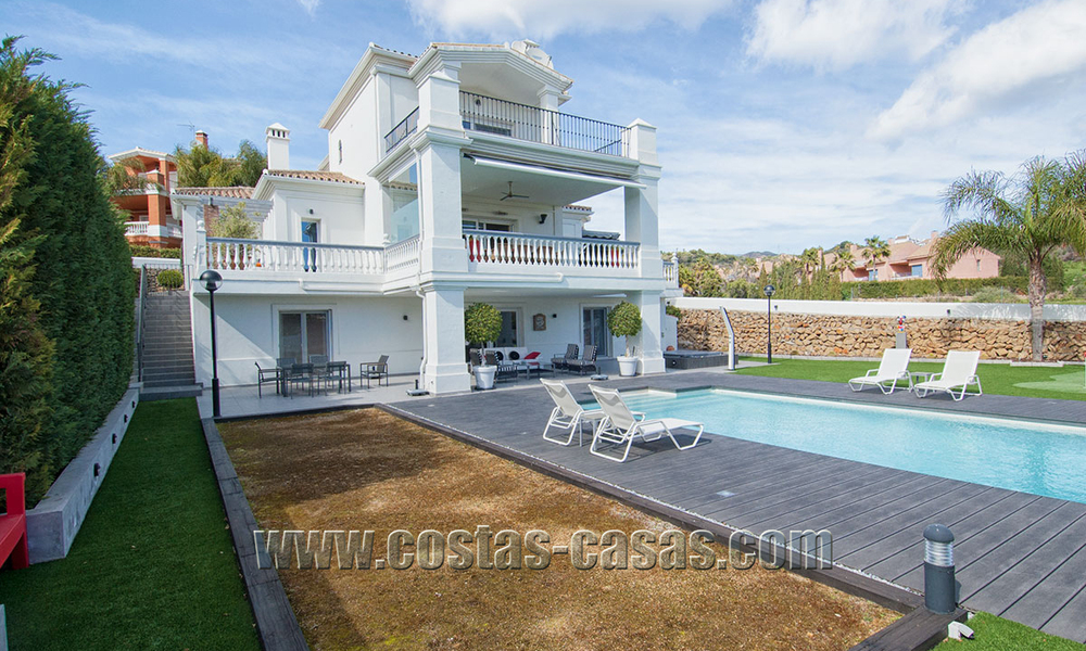 Grote en volledig gerenoveerde, moderne villa te koop in Nueva Andalucía, Marbella 30143