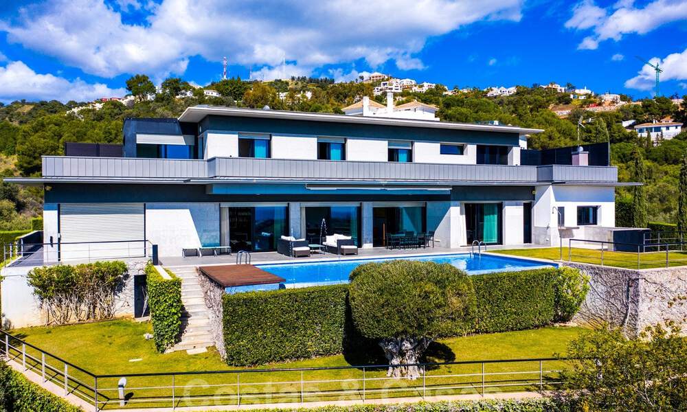 Instapklare moderne villa te koop met schitterend open zeezicht net ten oosten van Marbella centrum 32702