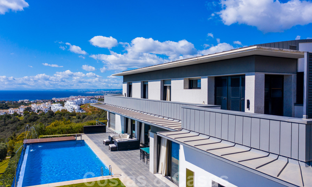 Instapklare moderne villa te koop met schitterend open zeezicht net ten oosten van Marbella centrum 32706