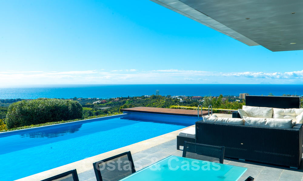 Instapklare moderne villa te koop met schitterend open zeezicht net ten oosten van Marbella centrum 32717