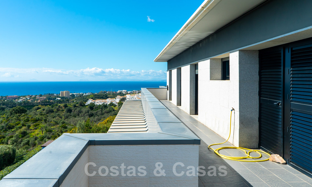 Instapklare moderne villa te koop met schitterend open zeezicht net ten oosten van Marbella centrum 32725