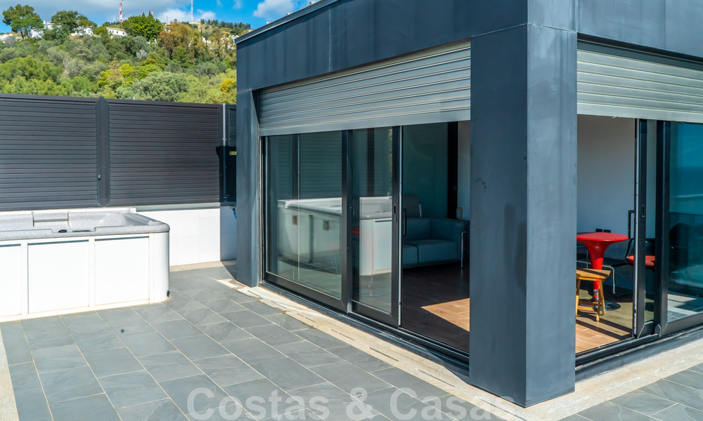 Instapklare moderne villa te koop met schitterend open zeezicht net ten oosten van Marbella centrum 32731