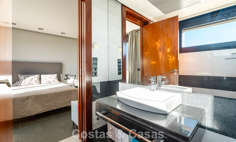 Instapklare moderne villa te koop met schitterend open zeezicht net ten oosten van Marbella centrum 787811