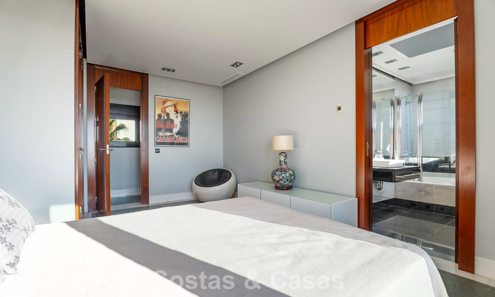 Instapklare moderne villa te koop met schitterend open zeezicht net ten oosten van Marbella centrum 787812
