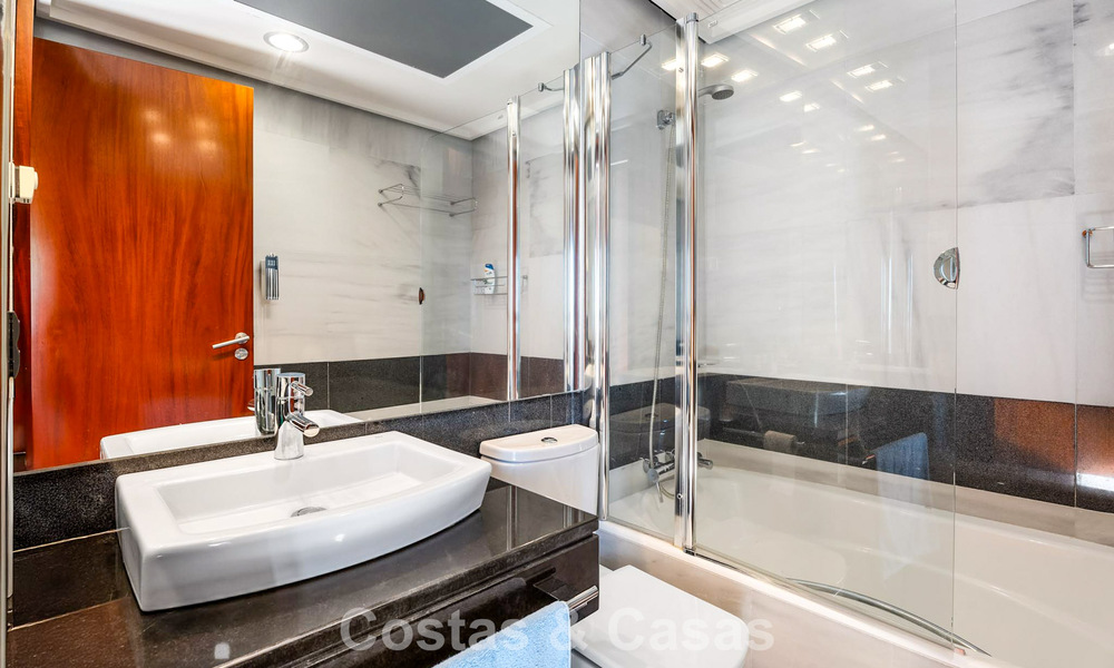 Instapklare moderne villa te koop met schitterend open zeezicht net ten oosten van Marbella centrum 787814