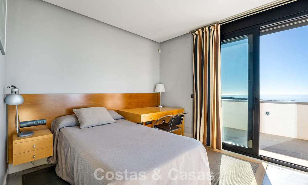 Instapklare moderne villa te koop met schitterend open zeezicht net ten oosten van Marbella centrum 787815