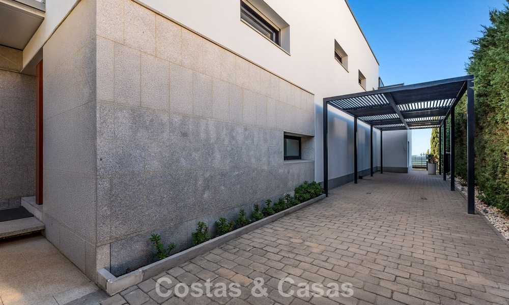 Instapklare moderne villa te koop met schitterend open zeezicht net ten oosten van Marbella centrum 787817