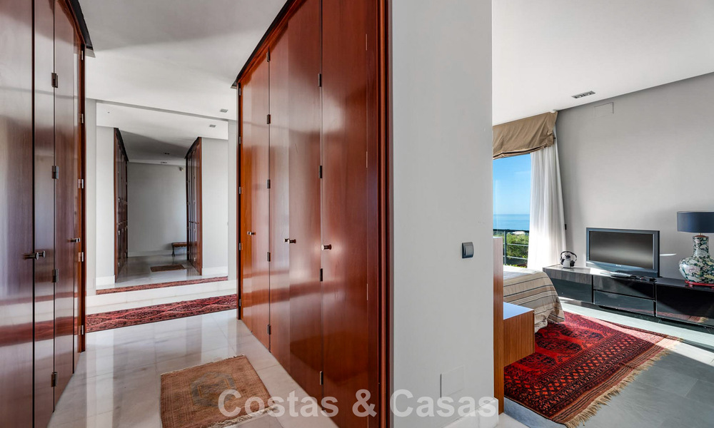 Instapklare moderne villa te koop met schitterend open zeezicht net ten oosten van Marbella centrum 787831