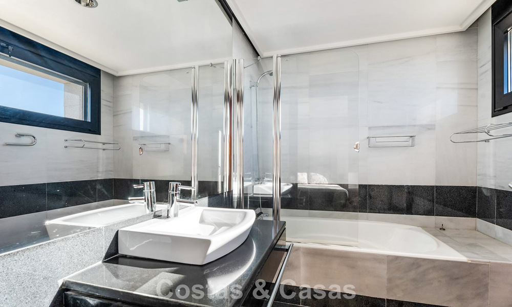 Instapklare moderne villa te koop met schitterend open zeezicht net ten oosten van Marbella centrum 787836