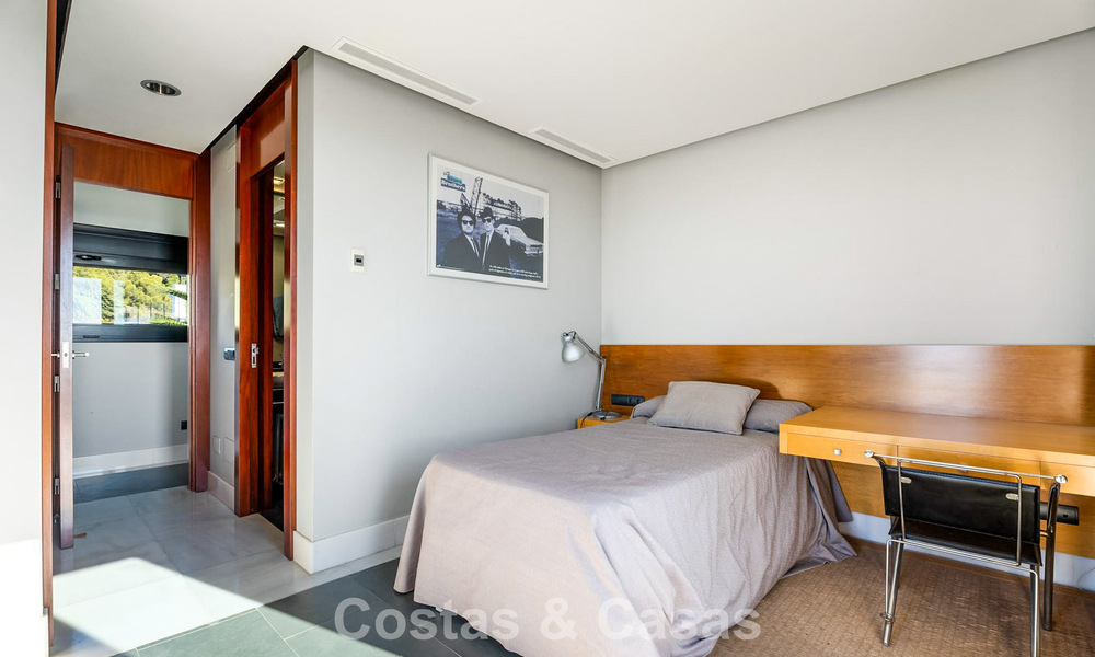 Instapklare moderne villa te koop met schitterend open zeezicht net ten oosten van Marbella centrum 787840