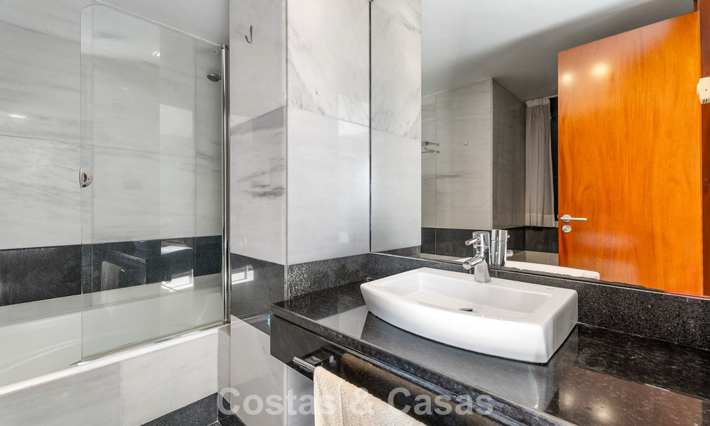 Instapklare moderne villa te koop met schitterend open zeezicht net ten oosten van Marbella centrum 787846