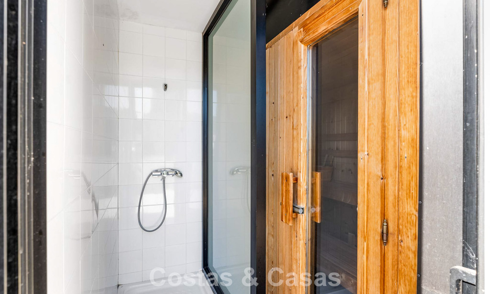 Instapklare moderne villa te koop met schitterend open zeezicht net ten oosten van Marbella centrum 787847