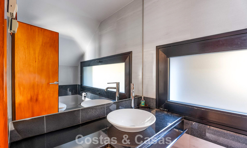 Instapklare moderne villa te koop met schitterend open zeezicht net ten oosten van Marbella centrum 787859