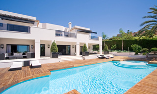 Indrukwekkende hedendaagse luxe villa met gastenappartement te koop in de Golf Vallei van Nueva Andalucia, Marbella 22593 