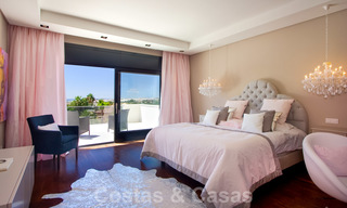 Indrukwekkende hedendaagse luxe villa met gastenappartement te koop in de Golf Vallei van Nueva Andalucia, Marbella 22594 