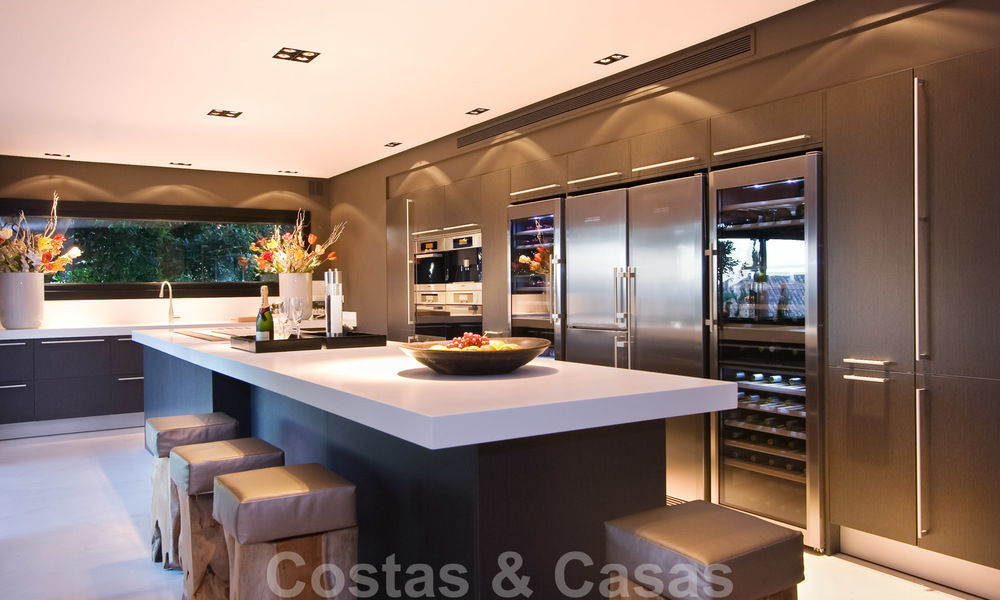 Indrukwekkende hedendaagse luxe villa met gastenappartement te koop in de Golf Vallei van Nueva Andalucia, Marbella 22598