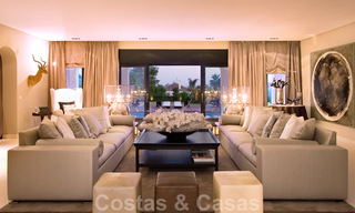 Indrukwekkende hedendaagse luxe villa met gastenappartement te koop in de Golf Vallei van Nueva Andalucia, Marbella 22601 