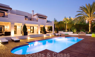 Indrukwekkende hedendaagse luxe villa met gastenappartement te koop in de Golf Vallei van Nueva Andalucia, Marbella 22604 