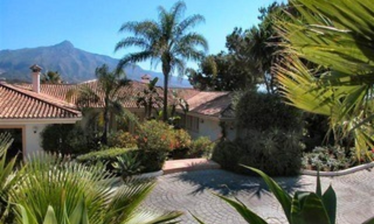 Ruime luxueuze villa te koop te midden de golfvallei van Nueva Andalucia te Marbella 5