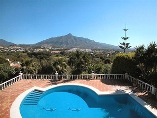 Ruime luxueuze villa te koop te midden de golfvallei van Nueva Andalucia te Marbella