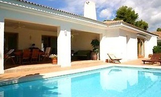 Beachside villa te koop, dichtbij het strand, Los Monteros Beach, Marbella 0