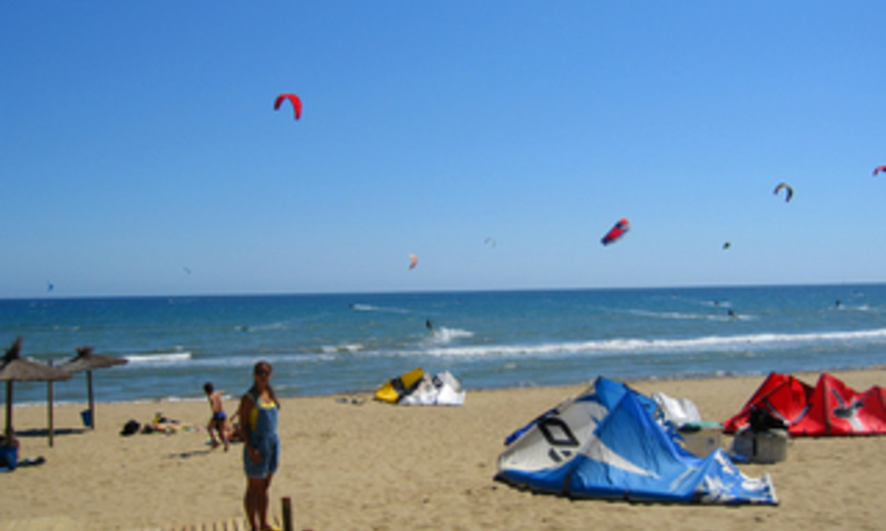 Beachside villa te koop, dichtbij het strand, Los Monteros Beach, Marbella 15