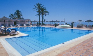 Beachside villa te koop, dichtbij het strand, Los Monteros Beach, Marbella 19