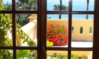 Exclusieve villa te koop direct aan het strand in Marbella 0