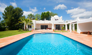 Villa met grote tuin te koop tussen Marbella en Estepona 0
