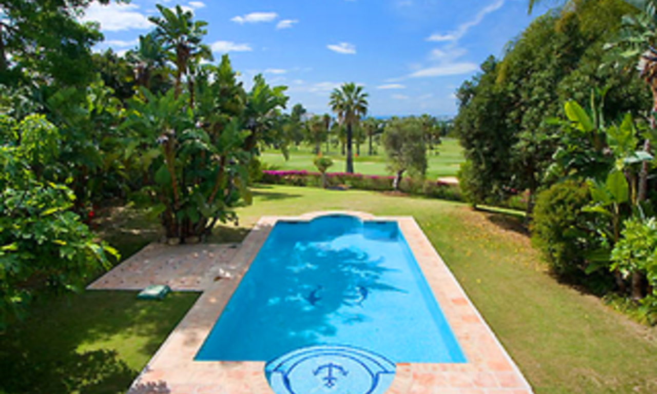 Frontline golf villa te koop, eerste lijn golf, Nueva Andalucia, Marbella 0