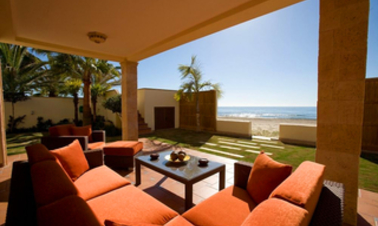 Beachfront villa te koop in Marbella east - oost, met directe toegang tot het strand, Costa del Sol 2