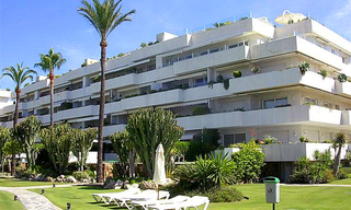 Beachfront luxe appartement te koop in Los Granados, Puerto Banus - Marbella 1