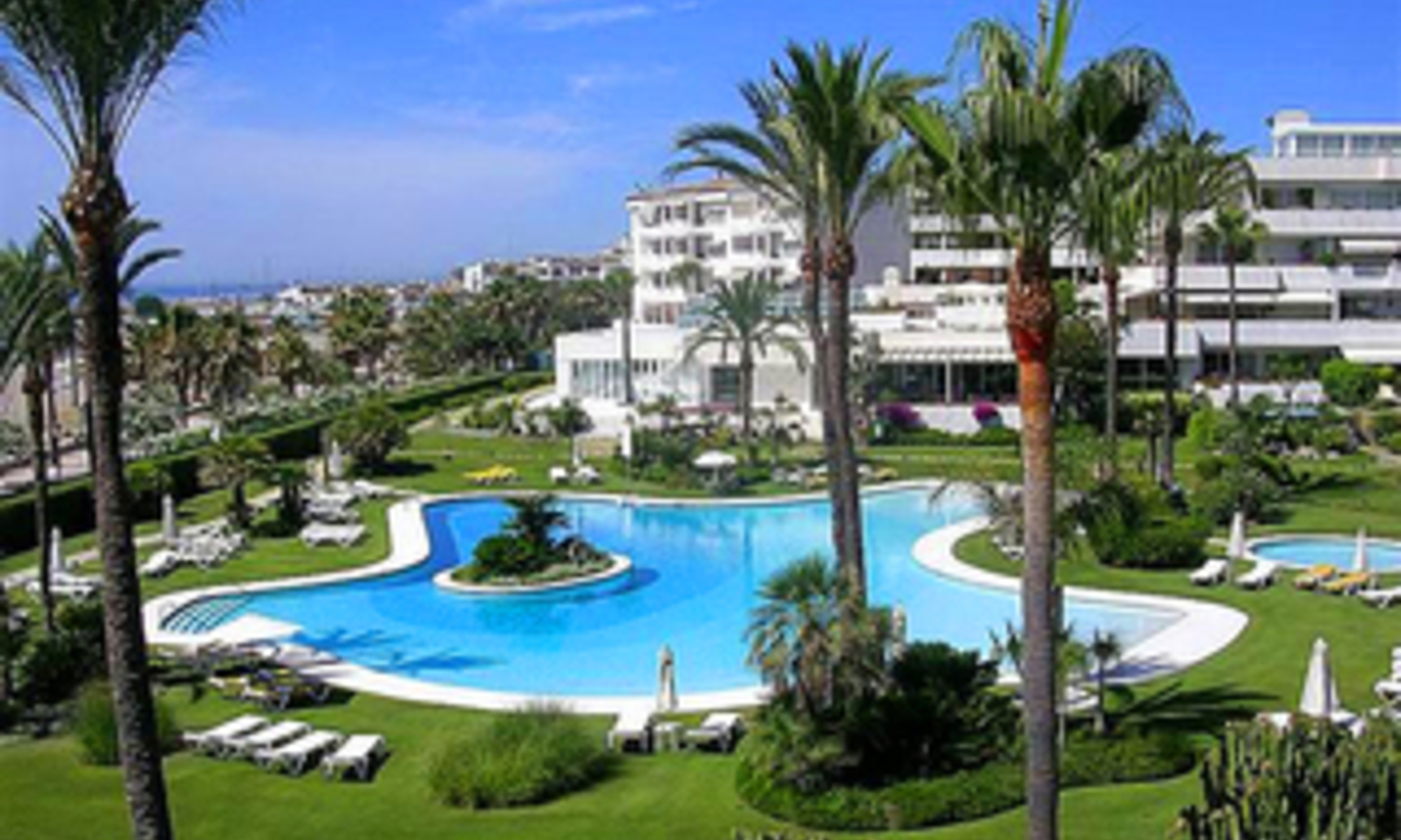 Beachfront luxe appartement te koop in Los Granados, Puerto Banus - Marbella 0