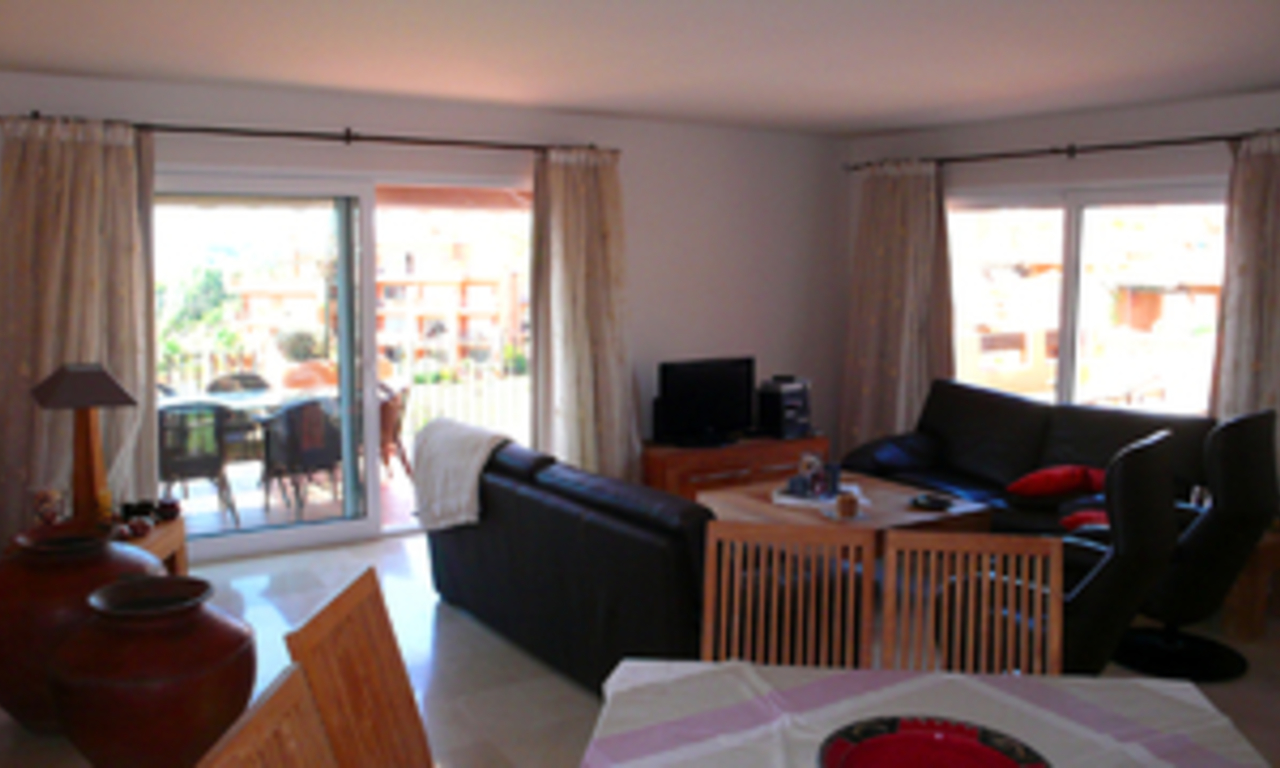 Beachfront penthouse appartement te koop in La Duquesa, Costa del Sol, Spanje. 10