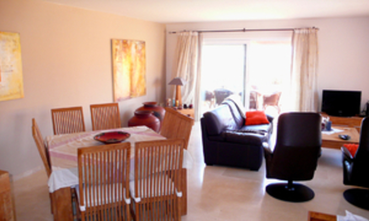Beachfront penthouse appartement te koop in La Duquesa, Costa del Sol, Spanje. 11
