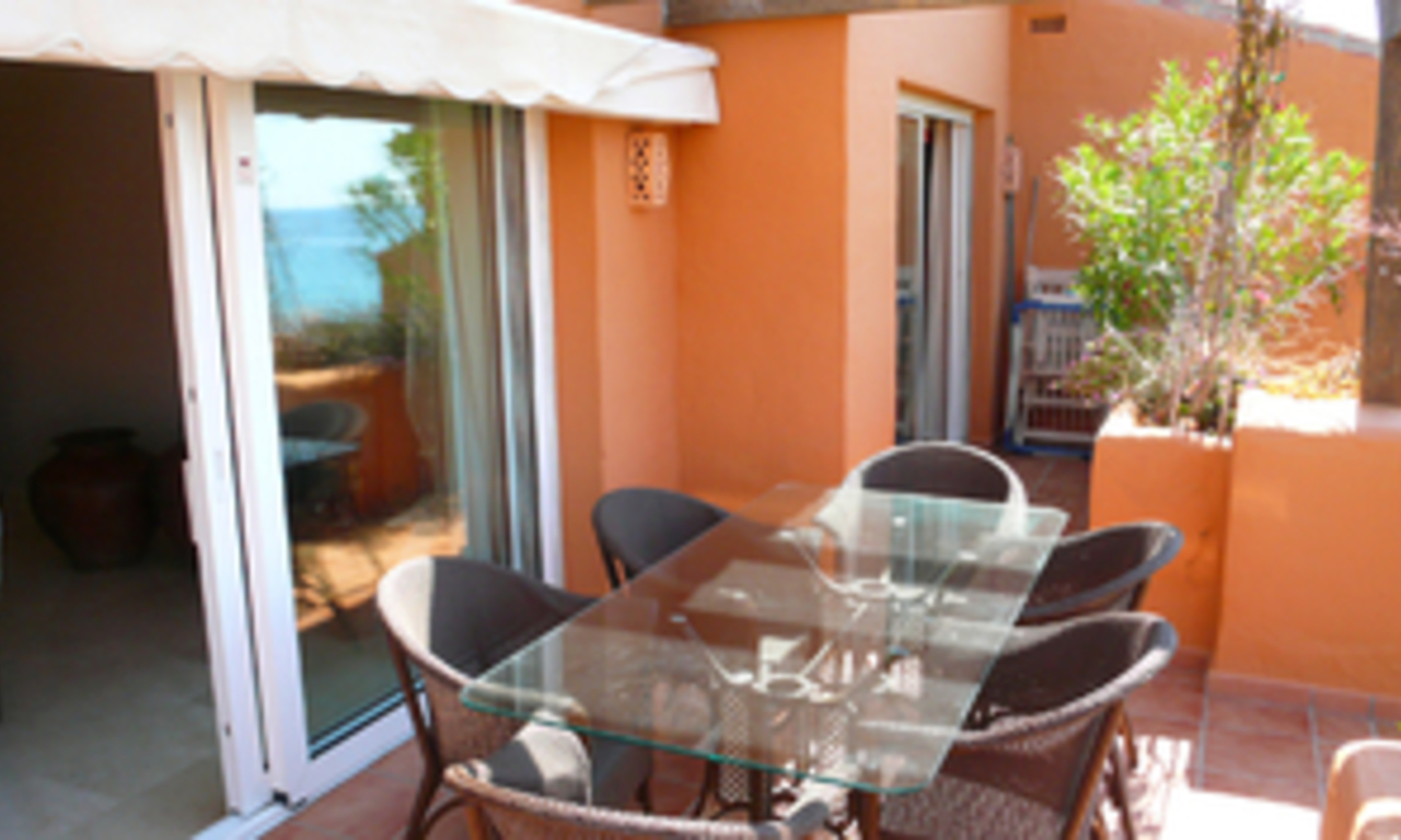 Beachfront penthouse appartement te koop in La Duquesa, Costa del Sol, Spanje. 3