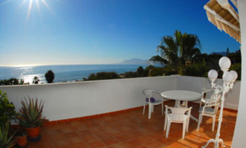 Beachfront penthouse appartement te koop in Elviria, East Marbella 