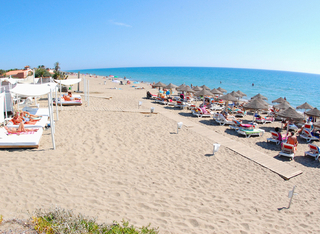Marbella direct aan het strand: moderne nieuwe villa van plan te koop of kavel te koop