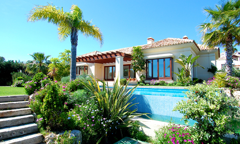 Nieuwe villa in een gated resort te koop in het gebied van Marbella - Benahavis 