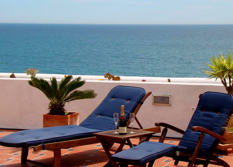 Beachfront penthouse appartement te koop in Estepona