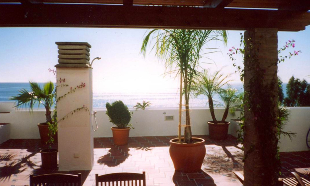 Beachfront penthouse appartement te koop in Estepona 4