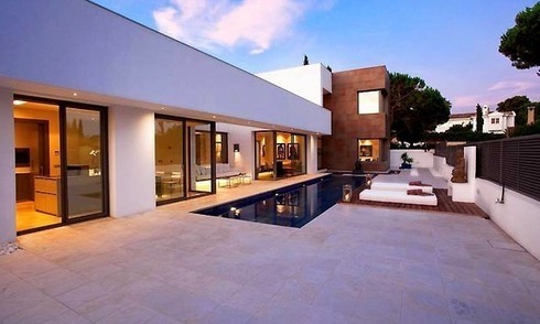 Nieuwe moderne villa te koop op de Gouden Mijl te Marbella 