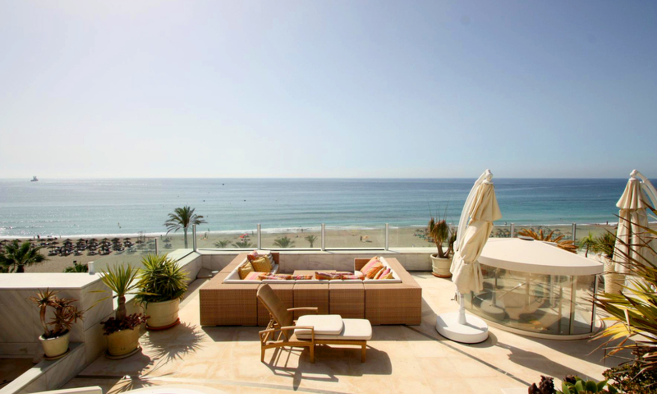 Eerstelijnstrand luxe penthouse te koop in Puerto Banus - Marbella 0