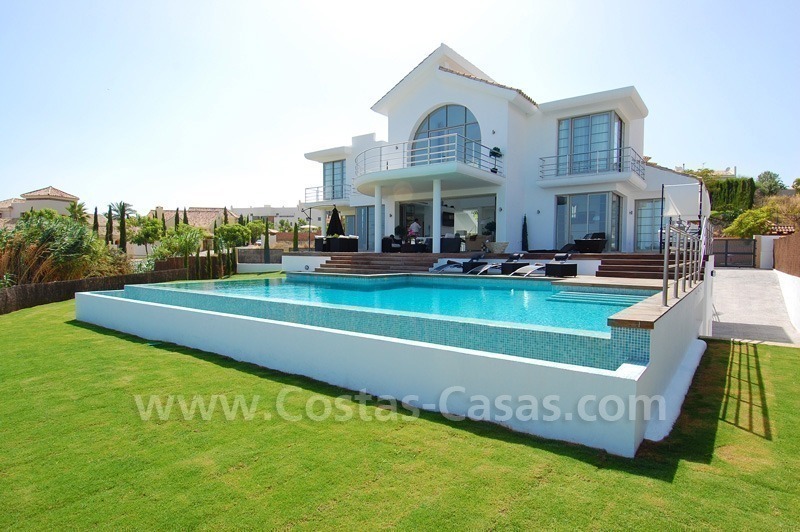 Spoedverkoop - Moderne nieuwe villa te koop op een exclusief golfresort tussen Marbella, Benahavis en Estepona