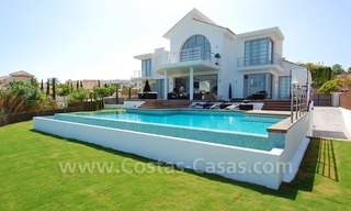 Spoedverkoop - Moderne nieuwe villa te koop op een exclusief golfresort tussen Marbella, Benahavis en Estepona 0