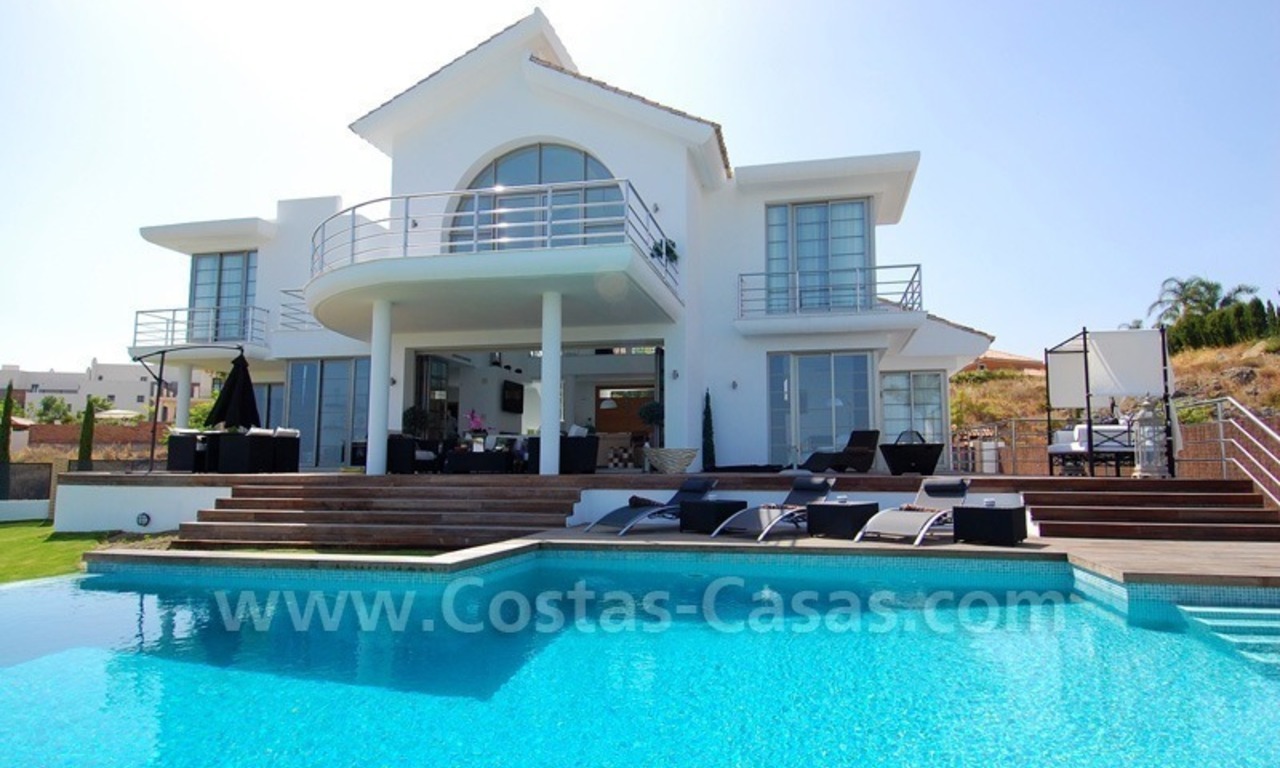 Spoedverkoop - Moderne nieuwe villa te koop op een exclusief golfresort tussen Marbella, Benahavis en Estepona 2