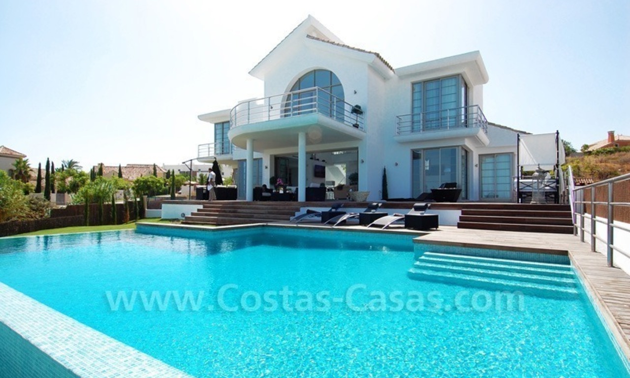 Spoedverkoop - Moderne nieuwe villa te koop op een exclusief golfresort tussen Marbella, Benahavis en Estepona 1